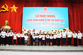 Lãnh đạo tỉnh tặng quà cho các em thiếu nhi.