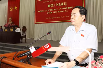 Phó Chủ tịch Thường trực Quốc hội Trần Thanh Mẫn phát biểu tại buổi tiếp xúc cử tri thành phố Ngã Bảy (Hậu Giang).
