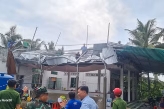 Hiện trạng một căn nhà bị tốc mái do dông lốc.