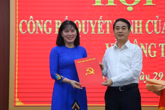 Bí thư Tỉnh ủy Hậu Giang Nghiêm Xuân Thành trao quyết định cho đồng chí Hồ Thu Ánh.
