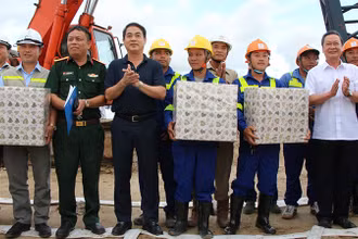Lãnh đạo tỉnh tặng quà cho kỹ sư, công nhân thi công Dự án thành phần 3.