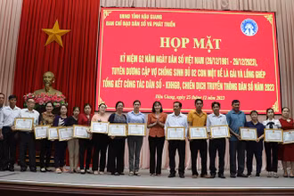 Tặng bằng khen cho các cặp vợ chồng sinh đủ 2 con một bề là gái