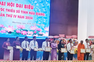 Tặng Bằng khen, Kỷ niệm chương của Bộ trưởng, Chủ nhiệm Ủy ban Dân tộc cho 1 tập thể và các cá nhân