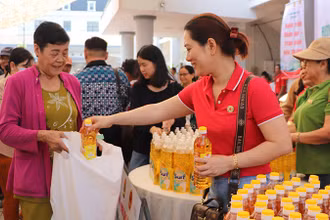 Phiên chợ nhân đạo cho người có hoàn cảnh khó khăn ở huyện Phụng Hiệp (Hậu Giang).