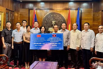 Tỉnh Luang Prabang (Lào) ủng hộ 1 tỷ đồng giúp các địa phương của Việt Nam khắc phục hậu quả bão số 3. (Ảnh: Cộng tác viên)