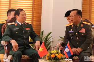 Thượng tướng Nguyễn Tân Cương gặp song phương với Đại tướng Chansamone Chanyalath, Phó Thủ tướng, Bộ trưởng Quốc phòng Lào. Ảnh: Trịnh Dũng