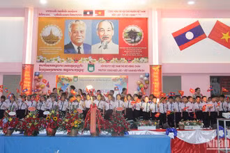 Lễ khai giảng Năm học 2023-2024 của thầy cô và học sinh Trường song ngữ Lào-Việt Nam Nguyễn Du. (Ảnh: Hải Tiến)
