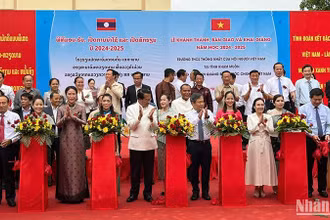 Các đại biểu cắt băng khánh thành ngôi trường. (ẢNH: HẢI TIẾN)