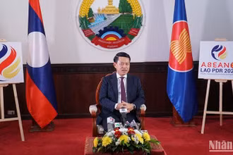 Phó Thủ tướng, Bộ trưởng Ngoại giao Lào Saleumxay Kommasith trả lời phỏng vấn báo chí. (Ảnh: Hải Tiến)