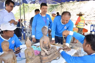 Một số pho tượng Phật cỡ nhỏ được tìm thấy ở tỉnh Bokeo, Bắc Lào. (Ảnh: Báo Pasaxon)