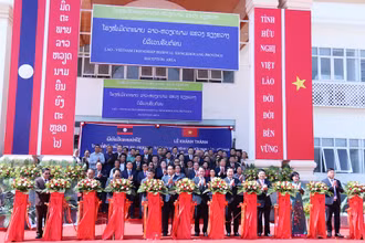 Các đại biểu cắt băng khánh thành Bệnh viện Hữu nghị Lào-Việt Nam tỉnh Xiengkhouang. (Ảnh: Trịnh Dũng)