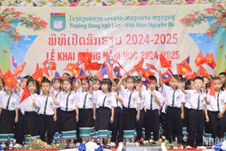 Các em học sinh lớp 1 háo hức bước vào năm học mới. Ảnh: Hải Tiến
