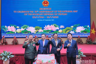 Chủ tịch Quốc hội Lào, các Phó Thủ tướng Chính phủ Lào cùng Đại sứ Nguyễn Bá Hùng nâng ly chúc mừng 78 năm Quốc khánh Việt Nam. (Ảnh: Trịnh Dũng)