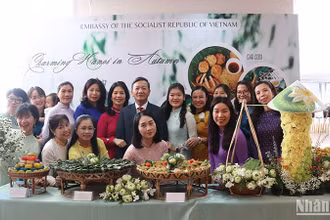 Đại sứ Việt Nam tại Lào Nguyễn Minh Tâm cùng các nữ cán bộ và phu nhân của các cán bộ ngoại giao Việt Nam tại Lào. (Ảnh: HẢI TIẾN)