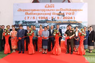 Các vị đại biểu cắt băng khai mạc Triển lãm. (Ảnh: TRỊNH DŨNG)