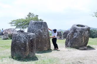 Du khách tham quan Cánh đồng Chum, một trong những địa danh của Lào được xếp hạng di sản thế giới. (Ảnh: Trịnh Dũng)