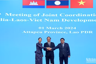 Các vị Bộ trưởng, Chủ tịch Ủy ban Điều phối chung Khu vực Tam giác phát triển Campuchia-Lào-Việt Nam tại Hội nghị. Ảnh: TRỊNH DŨNG
