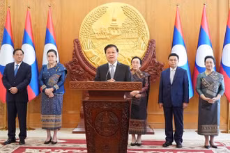 Tổng Bí thư, Chủ tịch nước Lào Thongloun Sisoulith cùng các lãnh đạo cấp cao của Lào tại lễ kỷ niệm 49 năm Quốc khánh Lào. (Ảnh: Cộng tác viên)