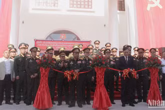 Các đại biểu cắt băng khánh thành. (Ảnh: HẢI TIẾN)