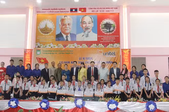 Trao học bổng cho các em học sinh giỏi, có hoàn cảnh khó khăn. Ảnh: Hải Tiến