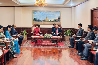 Thứ trưởng Ngoại giao Lào tiếp Tổng Lãnh sự Tạ Phương Dung (áo đỏ).