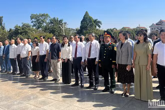 Các đại biểu thành kính dâng hoa trước Tượng đài Chủ tịch Kaysone Phomvihane, người bạn lớn và vô cùng thân thiết của nhân dân Việt Nam. Ảnh: Trịnh Dũng