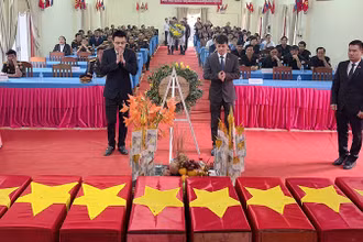 Các đại biểu dâng hương, dâng hoa tưởng niệm các anh hùng liệt sĩ. (Ảnh: HẢI TIẾN)