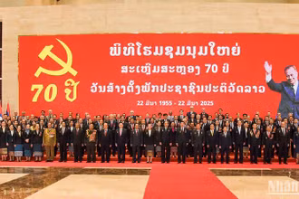 Các đồng chí lãnh đạo Đảng, Nhà nước Lào qua các thời kỳ tại buổi lễ. (Ảnh: Trịnh Dũng)