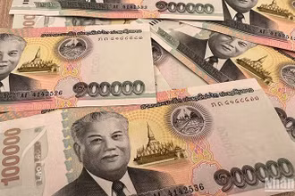 Tờ tiền có mệnh giá lớn nhất hiện nay của Lào là 100.000 kíp. (Ảnh: Trịnh Dũng)