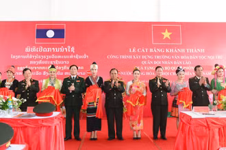 Các đại biểu cắt băng khánh thành công trình. (Ảnh: Trịnh Dũng)