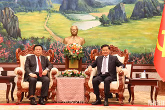 Tổng Bí thư, Chủ tịch nước Lào Thongloun Sisoulith tiếp đồng chí Nguyễn Xuân Thắng. Ảnh: Hải Tiến