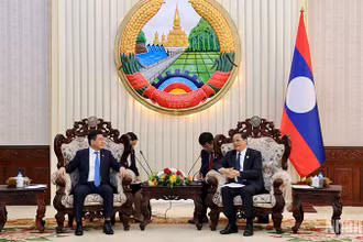 Bộ trưởng Công thương Nguyễn Hồng Diên tiếp kiến Thủ tướng Lào Sonexay Siphandone. Ảnh: Trịnh Dũng