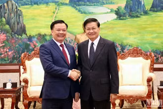 Đồng chí Đinh Tiến Dũng và Tổng Bí thư, Chủ tịch nước Lào Thongloun Sisoulith. Ảnh: Trịnh Dũng