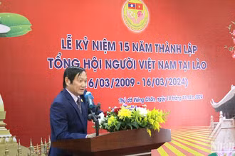 Đại sứ Việt Nam tại Lào Nguyễn Bá Hùng phát biểu tại buổi lễ. (Ảnh: Hải Tiến)