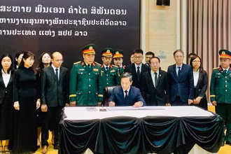 Đại sứ Việt Nam tại Lào Nguyễn Minh Tâm ghi sổ tang tưởng niệm đồng chí Khamtay Siphandone. (Ảnh: Hải Tiến)