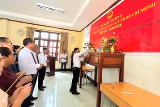 Các đại biểu thành kính dâng hương kỷ niệm Ngày sinh Chủ tịch Hồ Chí Minh. (Ảnh: Hải Tiến)