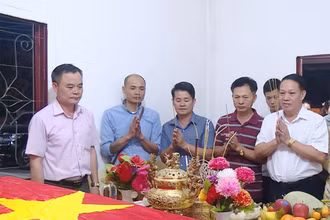 Đại diện Hội người Việt Nam tại Oudomxay (Bắc Lào) dâng hương các anh hùng liệt sĩ. (Ảnh: Trịnh Dũng)