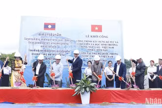 Các đại biểu làm lễ động thổ xây dựng công trình. (Ảnh: Hải Tiến)
