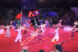 Tiết mục mở màn buổi biểu diễn thể hiện tình đoàn kết giữa hai nước Việt Nam-Lào. (Ảnh: Hải Tiến)