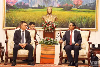 Thường trực Ban Bí thư Đảng Nhân dân Cách mạng Lào, Phó Chủ tịch nước Lào Bounthong Chitmany tiếp thân mật đồng chí Lê Quốc Minh cùng Đoàn đại biểu Báo Nhân Dân. (Ảnh: Hải Tiến)