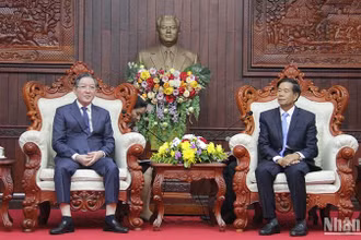 Chủ tịch Trung ương Hội Nông dân Việt Nam Lương Quốc Đoàn (trái) chào xã giao Chủ tịch Trung ương Mặt trận Lào xây dựng đất nước Sinlavong Khoutphaythoune. Ảnh: HẢI TIẾN