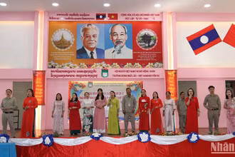 Tập thể giáo viên Trường Song ngữ Lào-Việt Nam Nguyễn Du biểu diễn ca khúc “Bài ca người giáo viên nhân dân”. (Ảnh: Hải Tiến)