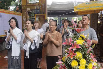Phật tử và kiều bào người Việt tại thủ đô Vientiane dâng hương lễ Phật. (Ảnh: HẢI TIẾN)