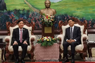 Phó Chủ tịch Quốc hội Việt Nam Nguyễn Khắc Định (trái) tiếp kiến Tổng Bí thư, Chủ tịch nước Lào Thongloun Sisoulith. (Ảnh: HẢI TIẾN)