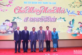 Đại sứ Nguyễn Bá Hùng với các đồng chí lãnh đạo Đảng, Nhà nước Lào tại buổi tiệc. Ảnh: Hải Tiến