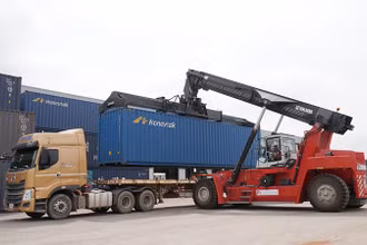Bốc dỡ hàng hóa tại Cảng cạn Thanaleng ở thủ đô Vientiane. Ảnh: Hải Tiến