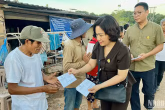 Hỗ trợ các gia đình người dân tỉnh Luang Namtha khắc phục thiệt hại do bão Yagi. Ảnh: Cộng tác viên