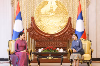 Phó Chủ tịch nước Lào Pany Yathotou và Chủ tịch Hội Liên hiệp Phụ nữ Việt Nam Hà Thị Nga tại buổi tiếp. (Ảnh: Trịnh Dũng)