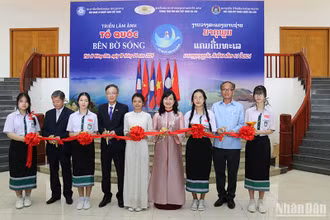 Các đại biểu cắt băng khai mạc triển lãm. Ảnh: Hải Tiến
