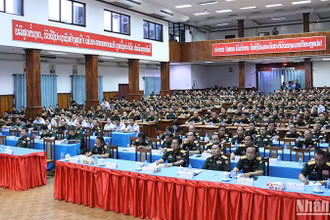 Khoảng 400 tướng lĩnh, sĩ quan, cán bộ chiến sĩ Quân đội nhân dân Lào tham dự buổi nói chuyện. (Ảnh: Hải Tiến)
